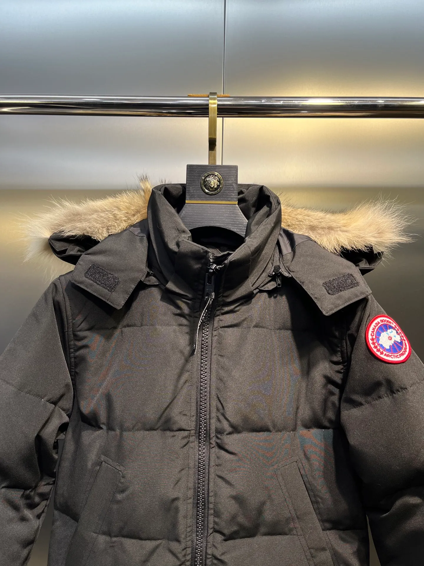 P860 Black) CANADA GOOSE Parka 22 styles ➖ Genuine synchronous anti-counterfeiting chip sensor! ➖ Imported 21-count polyester-cotton blended original fabric [last year’s 16-count/18-count hard fabrics have been completely eliminated, this year all use 21-count genuine synchronous fabrics, the soft mid-strap feels delicate and textured], genuine synchronous Feather-Light 10D waterproof coating fabric, made of 84.5 polyester fiber and 15.5 cotton, 100% the best feel in the entire network! ➖ The genuine official website is synchronized with the national standard 80 white duck down, you can check the official website customer service, there will never be a series of misleading claims such as 90 down or goose down! ➖ Using the best nylon lining with double double-layer sealing design, velvet-proof No. 7 needle + grid-filled down ready-made garments, there is 100% no so-called velvet running! ➖ The cuffs are designed with thickened seamless threads, and the collar and pockets are lined with top-quality polar fleece to keep you warm and comfortable! ➖ Yoshida YKK provides original custom-made electroplated sliders. YKK two-way lockable zippers are tight and smooth and will not peel off paint! ➖ 3M composite guarantees that the Velcro is the same as the original, durable, and all accessories and hardware are custom-made! ➖ Imported BEHRINGER embroidery machine to customize the 10,000-needle embroidery logo, 98% of which can be reproduced to restore the original logo. You can check and compare on the official website! ➖ The fur collars are all made of large pieces of Western Canadian blue wolf hide, ensuring that each fur collar is 13-15cm wide! size：xs-xl